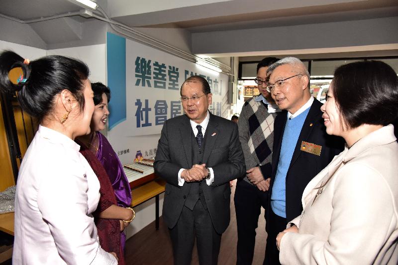 The Chief Secretary for Administration, Mr Matthew Cheung Kin-chung (fourth right), visits a shared service place operated by the Lok Sin Tong Benevolent Society, Kowloon today (February 14) and speaks with ethnic minority women there. Also present are the Chairman of the Lok Sin Tong Benevolent Society, Kowloon, Mr Eric Kwok (second right); the Chief Executive of the Lok Sin Tong Benevolent Society, Kowloon, Ms Alice Lau (first right); and the District Officer (Kowloon City), Mr Franco Kwok (third right).