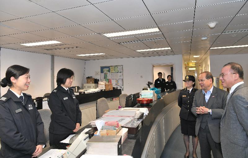 政務司司長張建宗（右二）今早（二月十六日）在入境事務處處長曾國衞（右一）陪同下到訪深圳灣管制站，並探訪當值的入境事務處前線人員。
