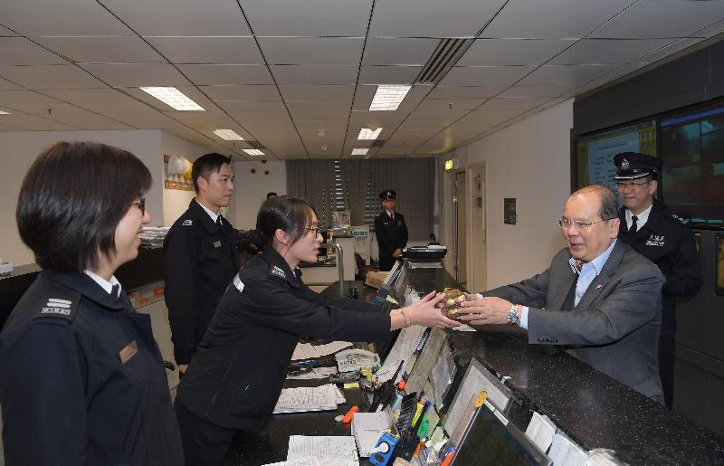政务司司长张建宗（右二）今早（二月十六日）到访深圳湾管制站，并探访当值的入境事务处前线人员。