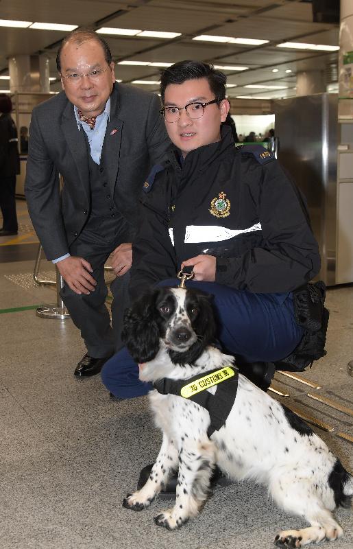 政務司司長張建宗（左）今早（二月十六日）到訪深圳灣管制站，並探訪當值的香港海關前線人員。