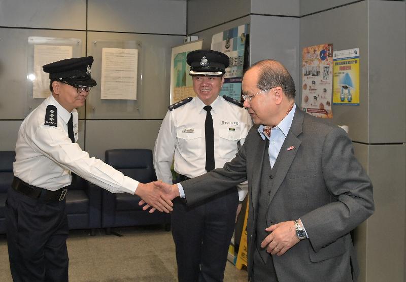 政務司司長張建宗（右）今早（二月十六日）到訪深圳灣管制站，並探訪當值的香港警務處前線人員。
