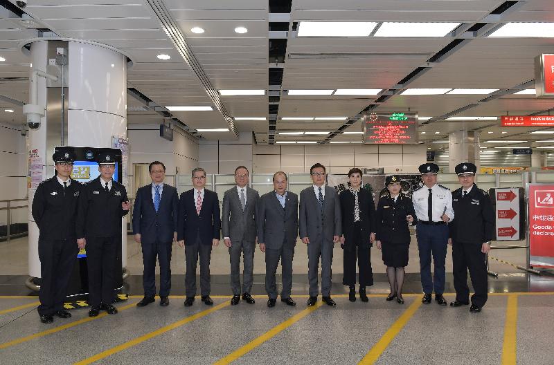 Accompanied by the Director of Immigration, Mr Erick Tsang (fifth left), and the Commissioner of Customs and Excise, Mr Hermes Tang (fifth right), the Chief Secretary for Administration, Mr Matthew Cheung Kin-chung (centre), visited Shenzhen Bay Control Point, this morning (February 16).

