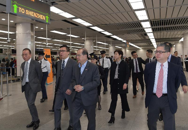 Accompanied by by the Director of Immigration, Mr Erick Tsang (first left), and the Commissioner of Customs and Excise, Mr Hermes Tang (second left), the Chief Secretary for Administration, Mr Matthew Cheung Kin-chung (third left), visited Shenzhen Bay Control Point, this morning (February 16).
