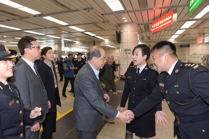 Accompanied by the Commissioner of Customs and Excise, Mr Hermes Tang (second left), the Chief Secretary for Administration, Mr Matthew Cheung Kin-chung (third right), visited Shenzhen Bay Control Point and met front-line officers of the Hong Kong Customs on duty this morning (February 16).
