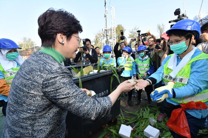行政长官林郑月娥今日（二月十六日）大年初一早上，到维多利亚公园视察年宵市场清洁工作。图示林郑月娥（左）与当值的食物环境卫生署同事交谈。