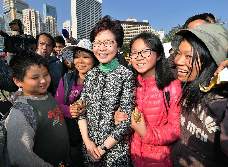 The Chief Executive, Mrs Carrie Lam, inspected the clean-up work at the site of the Victoria Park Lunar New Year Fair this morning (February 16). Photo shows Mrs Lam (centre) and members of the public.