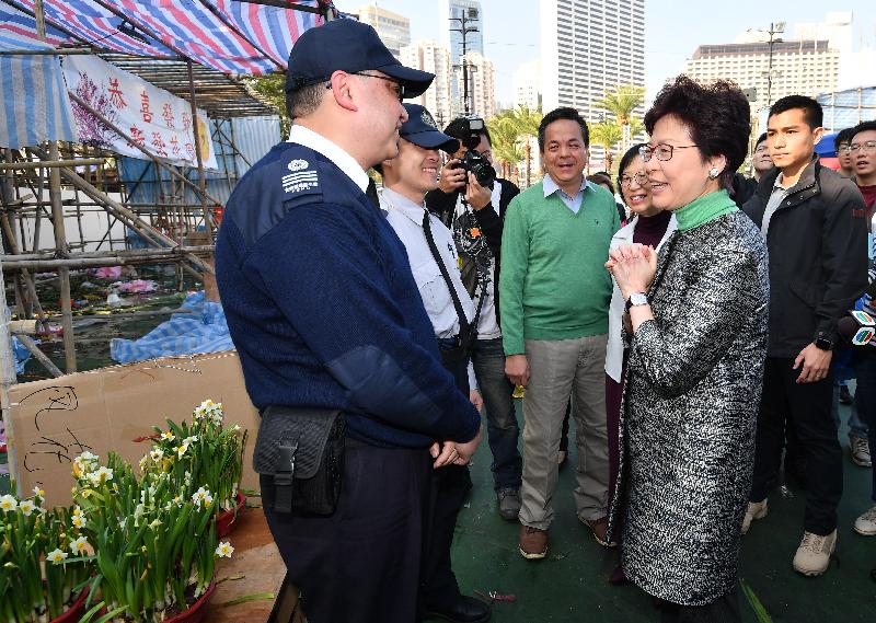 The Chief Executive, Mrs Carrie Lam, inspected the clean-up work at the site of the Victoria Park Lunar New Year Fair this morning (February 16). Photo shows Mrs Lam (front row, right) chatting with the staff members of the Food and Environmental Hygiene Department on duty.