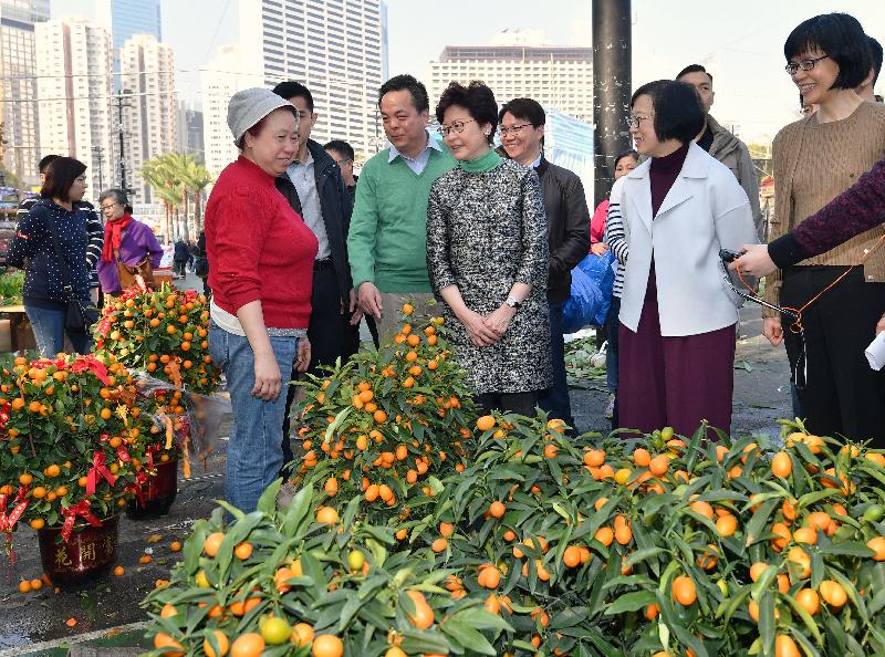 The Chief Executive, Mrs Carrie Lam, inspected the clean-up work at the site of the Victoria Park Lunar New Year Fair this morning (February 16). Photo shows Mrs Lam (front row, second left) expressing her appreciation to a vendor in the fair for donating pots of flowers to the volunteer teams made up of Food and Environmental Hygiene Department staff.