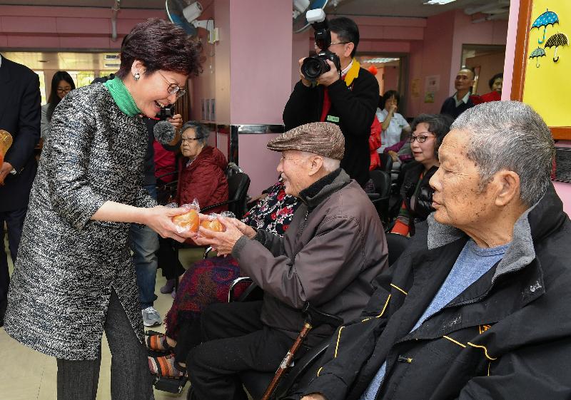 The Chief Executive, Mrs Carrie Lam visited elderly residents in a contract home of the Social Welfare Department in Tsz Wan Shan this morning (February 16) to extend her Lunar New Year greetings to them. Photo shows Mrs Lam (left) presenting a mandarin orange to a resident, wishing him a sweet and auspicious year ahead.
