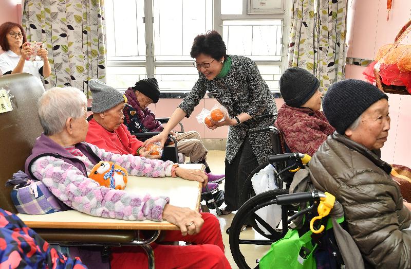 The Chief Executive, Mrs Carrie Lam (centre) visited elderly residents in a contract home of the Social Welfare Department in Tsz Wan Shan this morning (February 16) to extend her Lunar New Year greetings to them. Photos shows Mrs Lam presenting a mandarin orange to a resident, wishing her a sweet and auspicious year ahead.