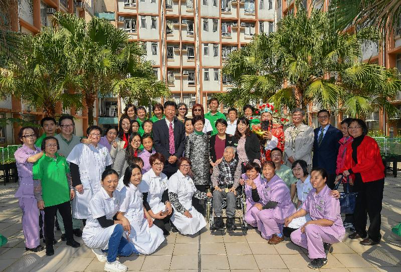 The Chief Executive, Mrs Carrie Lam visited elderly residents in a contract home of the Social Welfare Department in Tsz Wan Shan this morning (February 16) to extend her Lunar New Year greetings to them. Photo shows Mrs Lam (second row, eighth right), the Secretary for Labour and Welfare, Dr Law Chi-kwong (second row, fourth right) and Deputy Director of Social Welfare (Services), Mr Lam Ka-tai (second row, third right), with staff members.