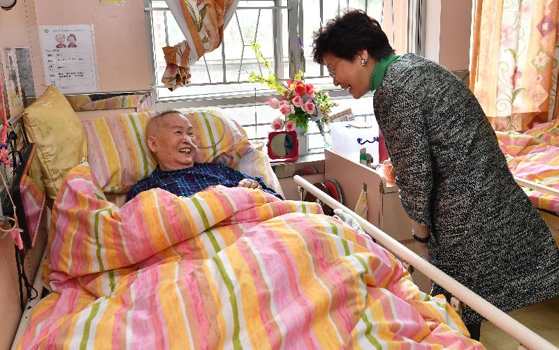 The Chief Executive, Mrs Carrie Lam (right) visits elderly residents in a contract home of the Social Welfare Department in Tsz Wan Shan this morning (February 16) to extend her Lunar New Year greetings to them.