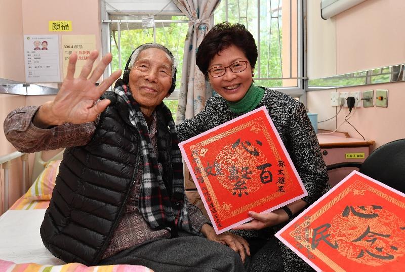 The Chief Executive, Mrs Carrie Lam visited elderly residents in a contract home of the Social Welfare Department in Tsz Wan Shan this morning (February 16) to extend her Lunar New Year greetings to them. Photo shows Mrs Lam (right) visiting 97-year-old Uncle Fook and is being presented with spring couplets prepared by him.
