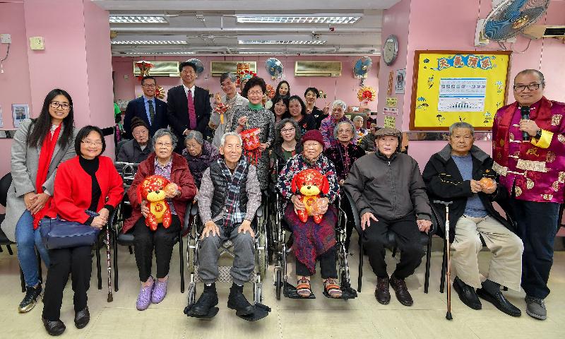 The Chief Executive, Mrs Carrie Lam visited elderly residents in a contract home of the Social Welfare Department in Tsz Wan Shan this morning (February 16) to extend her Lunar New Year greetings to them. Photo shows Mrs Lam (second row, centre), the Secretary for Labour and Welfare, Dr Law Chi-kwong (back row, third left) and Deputy Director of Social Welfare (Services), Mr Lam Ka-tai (back row, first left), with the elderly people, their families and the staff.