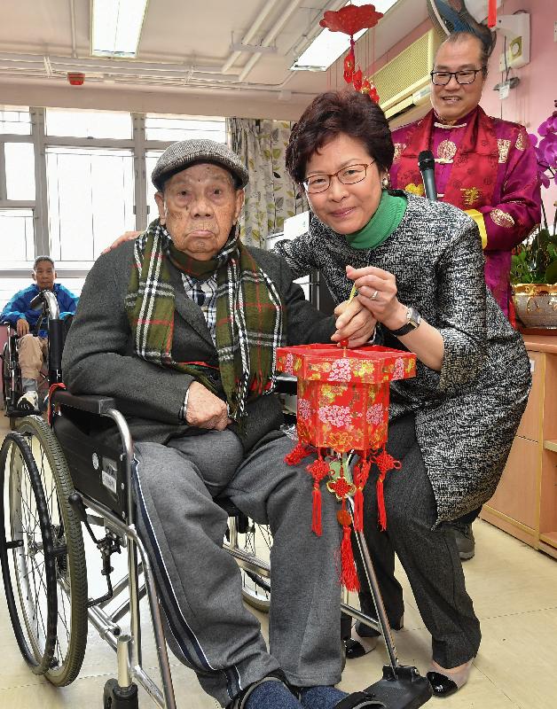 The Chief Executive, Mrs Carrie Lam visited elderly residents in a contract home of the Social Welfare Department in Tsz Wan Shan this morning (February 16) to extend her Lunar New Year greetings to them. Photos shows Mrs Lam (right) visiting 117-year-old Uncle Kam Fan and is being presented with a festive decoration made by the elderly people.