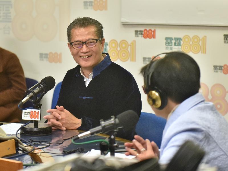 財政司司長陳茂波（左）今早（二月十七日）出席商業電台節目「政經星期六」。