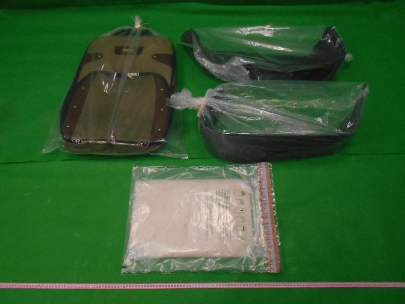 Hong Kong Customs yesterday (February 17) seized about 1.5 kilograms of suspected methamphetamine with an estimated market value of about $670,000 at Hong Kong International Airport. Photo shows the suspected methamphetamine and the suitcase seized. 