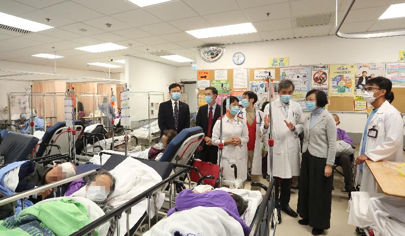 The Hopsital Authority Chief Executive, Dr Leung Pak-yin (first left), accompanying the Secretary of Food and Health, Professor Sophia Chan (second right), visit the North District Hospital today (February 19) to observe the Accident and Emergency Department patients awaiting admission.