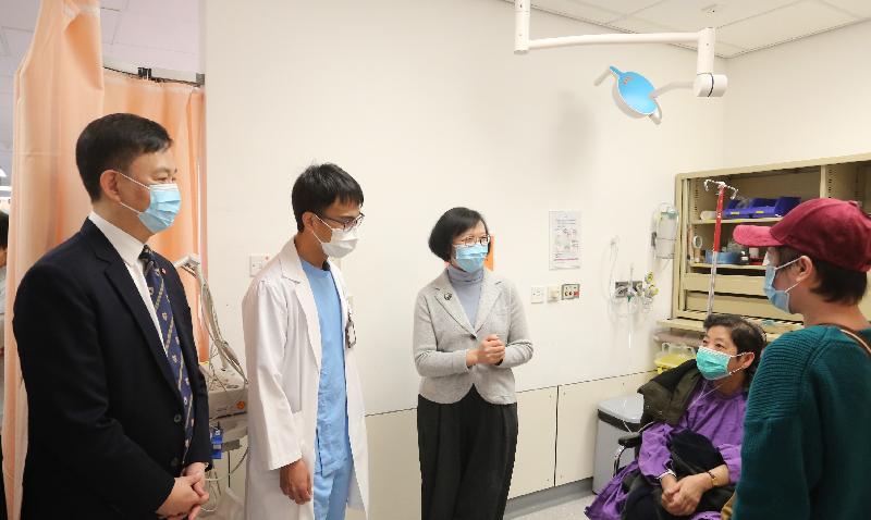 The Hospital Authority Chief Executive, Dr Leung Pak-yin (first left), accompanying the Secretary of Food and Health, Professor Sophia Chan (third left), visit patients at the Accident and Emergency Department of the North District Hospital today (February 19).