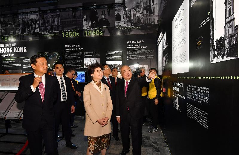 行政长官林郑月娥今日（二月二十日）出席香港金融大会堂开幕及农历新年首个交易日开市仪式。图示林郑月娥（左二）参观香港金融大会堂。