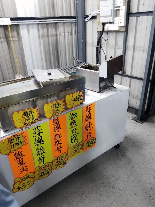 The Food and Environmental Hygiene Department raided an unlicensed food factory on a premises at the junction of Hung Shui Kiu Tin Sam Road and Hung Yuen Road in Hung Shui Kiu, Yuen Long, last night (February 19). Photo shows one of the handcart stalls seized in the operation.