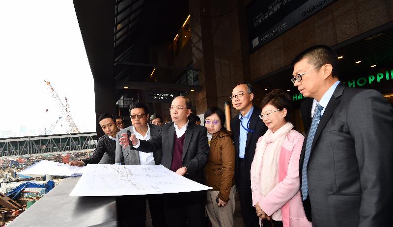 The Secretary for Transport and Housing, Mr Frank Chan Fan, visited Wan Chai this afternoon (February 21). Accompanied by the Chairman of Wan Chai District Council, Mr Stephen Ng (second left), and the District Officer (Wan Chai), Mr Rick Chan (first right), Mr Chan (third right) is pictured observing construction work on the Shatin to Central Link (SCL) while being briefed by the General Manager - SCL of the MTR Corporation Limited, Mr TM Lee (third left), on the works progress.