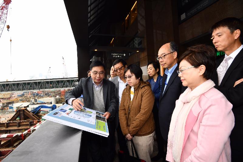 The Secretary for Transport and Housing, Mr Frank Chan Fan, visited Wan Chai this afternoon (February 21). Accompanied by the Chairman of Wan Chai District Council, Mr Stephen Ng (second left), Mr Chan (third right) is pictured being briefed by the Deputy Project Manager/Major Works of the Highways Department, Mr Ng Wai-keung (first left), on the works progress of the Central-Wan Chai Bypass.