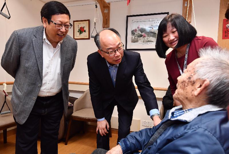 The Secretary for Transport and Housing, Mr Frank Chan Fan, visited Wan Chai this afternoon (February 21). Accompanied by the Chairman of Wan Chai District Council, Mr Stephen Ng (first left), Mr Chan (second left) is pictured visiting the St James' Settlement Kin Chi Dementia Care Support Service Centre (Wan Chai) and chatting with elderly people there.