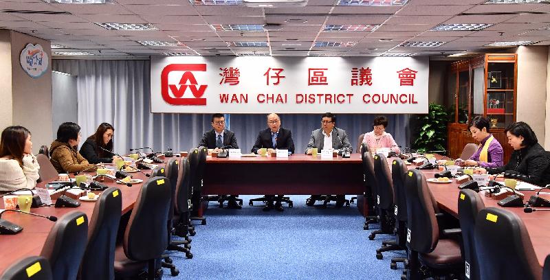 The Secretary for Transport and Housing, Mr Frank Chan Fan, visited Wan Chai this afternoon (February 21). Mr Chan (fifth right) is pictured meeting with the Chairman of the Wan Chai District Council (WCDC), Mr Stephen Ng (fourth right), and other members of the WCDC to listen to their views on transport and housing issues.