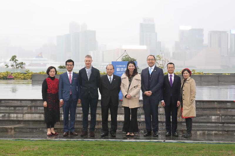 The Chief Secretary for Administration, Mr Matthew Cheung Kin-chung, attended the launch ceremony of Harbour Arts Sculpture Park 2018 this afternoon (February 22). Photo shows (from left) the Head of the Art Promotion Office of the Leisure and Cultural Services Department, Dr Lesley Lau; member of the Hong Kong Arts Development Council Mr Andy Hei; Co-curator of Harbour Arts Sculpture Park and Artistic Director of the Royal Academy of Arts, the UK, Mr Tim Marlow; Mr Cheung; Deputy General Manager of Henderson Land Development Company Limited Ms Kristine Li; the Chairman of the Hong Kong Arts Centre, Mr Nelson Leong; the Executive Director, Charities and Community of the Hong Kong Jockey Club, Mr Cheung Leong; and the Executive Director of the Hong Kong Arts Centre, Ms Connie Lam, at the ceremony.