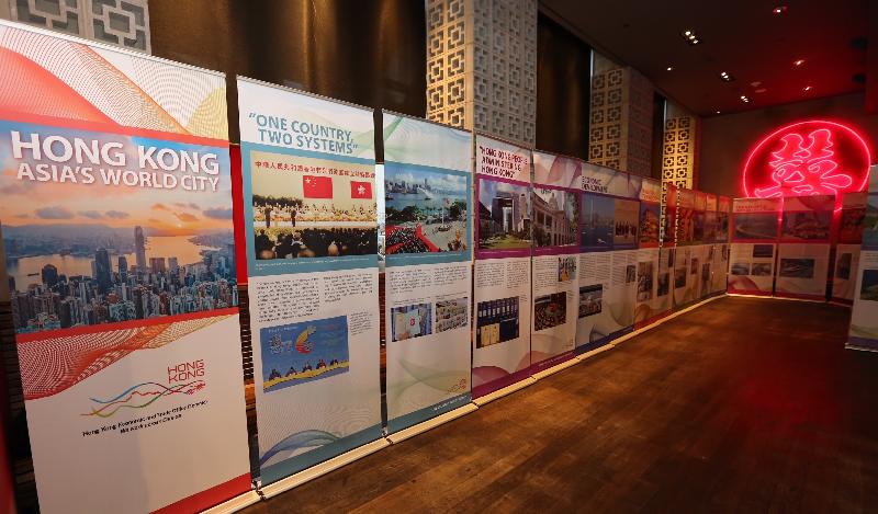 The Hong Kong Economic and Trade Office (Toronto) and the Hong Kong Tourism Board (Canada) held a Lunar New Year reception in Toronto today (February 22, Toronto time). An exhibition was staged at the reception showcasing Hong Kong's beauty and achievements.