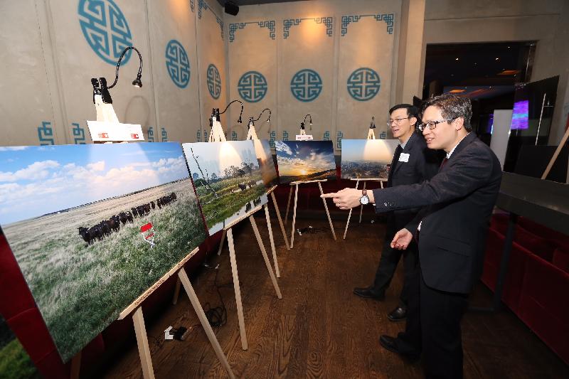 The Hong Kong Economic and Trade Office (Toronto) and the Hong Kong Tourism Board (Canada) held a Lunar New Year reception in Toronto today (February 22, Toronto time). The reception featured photos taken by Canadian photographer Randy VanDerStarren, including images capturing the beauty of Hong Kong in an artistic manner, for his "Take Your Seat" series.
