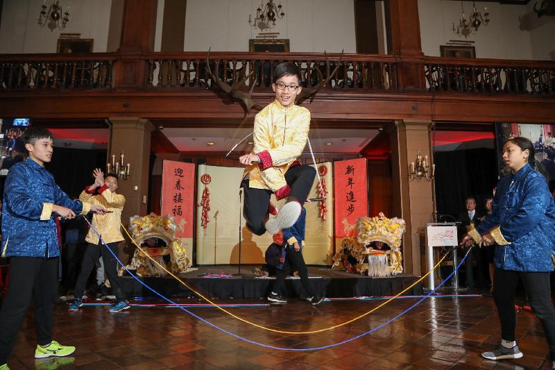 香港专业花式跳绳学校的五名年轻跳绳世界冠军二月二十二日（纽约时间）在香港驻纽约经济贸易办事处新春酒会上展示灵活和高超的体育技艺。
