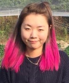 Tong San-yuk, aged 24, is about 1.73 metres tall, 59 kilograms in weight and of medium build. She has a round face with yellow complexion and long hair dyed in brown and pink colours. She has tattoos at the back of her right ear and neck and on her right wrist and left ankle. She was last seen wearing a black jacket, dark blue jeans and white sports shoes.