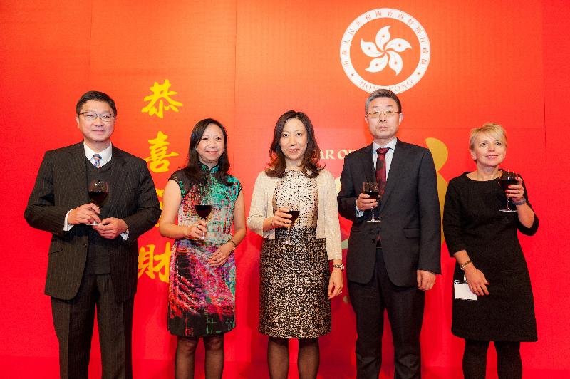 The Hong Kong Economic and Trade Office, London hosted a Chinese New Year reception on February 21 (London time) in London. Photos shows officiating guests (from left) the Regional Director Europe of the Hong Kong Trade Development Council, Mr William Chui; the Special Representative for Hong Kong Economic and Trade Affairs to the European Union, Ms Shirley Lam; the Director-General of the London ETO, Ms Priscilla To; Minister of the Embassy of the People's Republic of China in the United Kingdom of Great Britain and Northern Ireland, Mr Ma Hui; and the Director, UK and Northern Europe of the Hong Kong Tourism Board, Ms Dawn Page, welcoming the Year of the Dog with a toast at the reception.