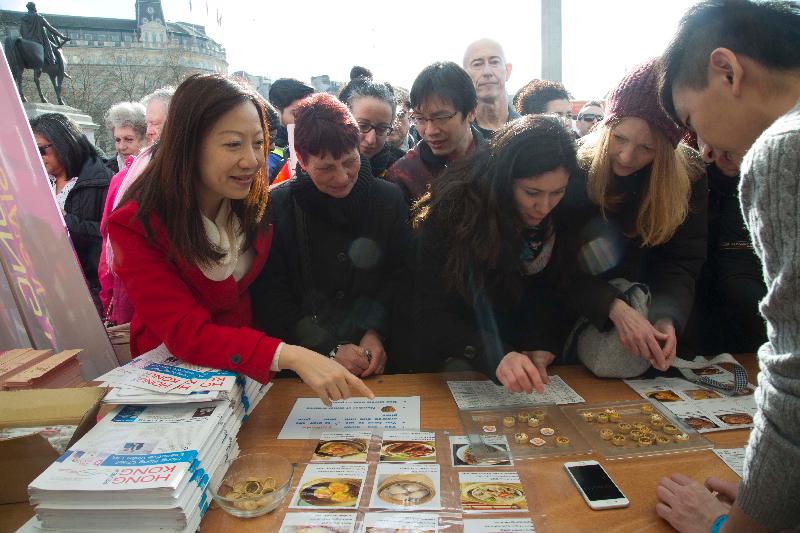 The Director-General of the Hong Kong Economic and Trade Office, London (London ETO), Ms Priscilla To, and visitors participated in traditional Hong Kong games at the London ETO's marquee in Trafalgar Square on February 18 (London time).