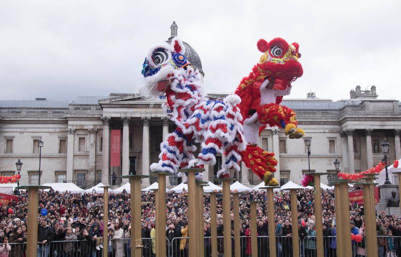 觀眾二月十八日（倫敦時間）在特拉法加廣場欣賞倫敦唐人街新春慶典的「飛樁舞獅」表演。 
