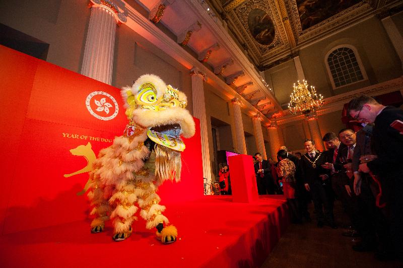 香港驻伦敦经济贸易办事处于二月二十一日（伦敦时间）在伦敦举行新春酒会。图示舞狮在酒会表演助兴。
