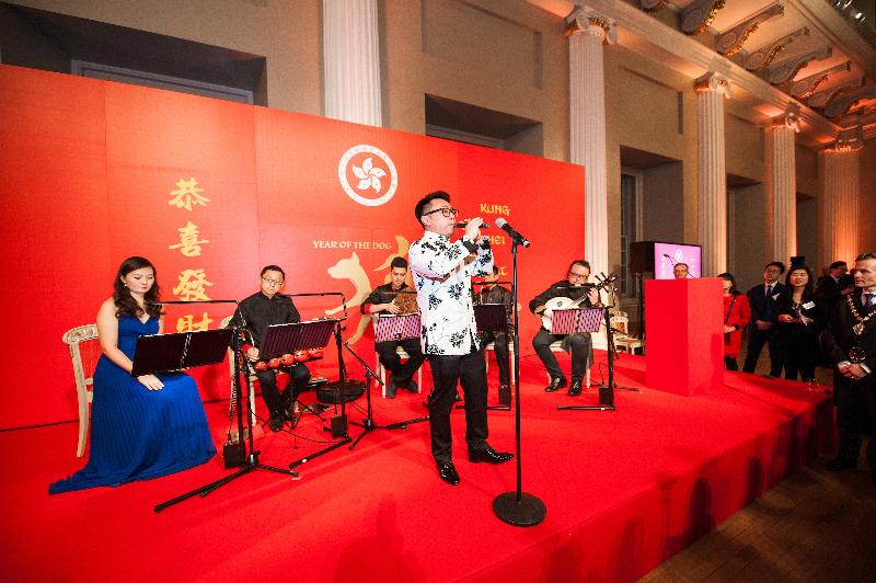 香港驻伦敦经济贸易办事处二月二十一日（伦敦时间）在伦敦举行新春酒会。图示香港乐团「艺‧行者」在酒会表演。