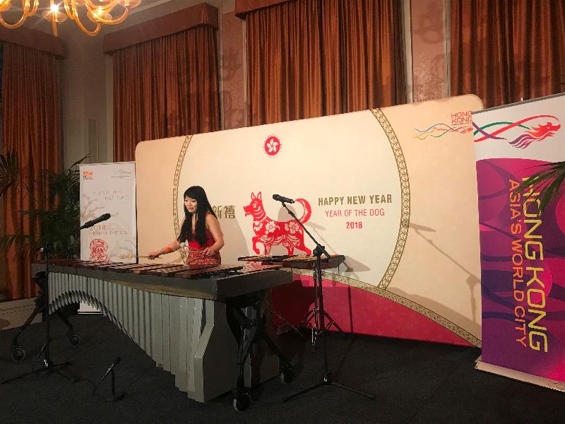 香港马林巴木琴演奏家Fiona Foo于二月七日（海牙时间）在海牙举行的农历新春酒会上演奏广东和当地乐曲。