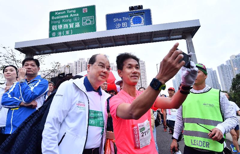 政務司司長張建宗（前排左）今日（二月二十五日）在觀塘繞道出席2018香港街馬@九龍起步儀式，並與跑手合照。