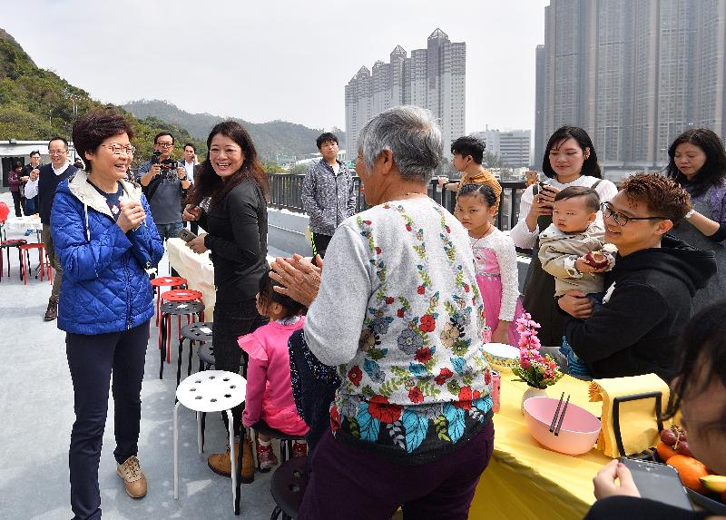 行政长官林郑月娥（左一）今日（二月二十五日）下午到访「深井光屋」，与数十名「光屋」住客一起吃开年饭，共庆新春。

