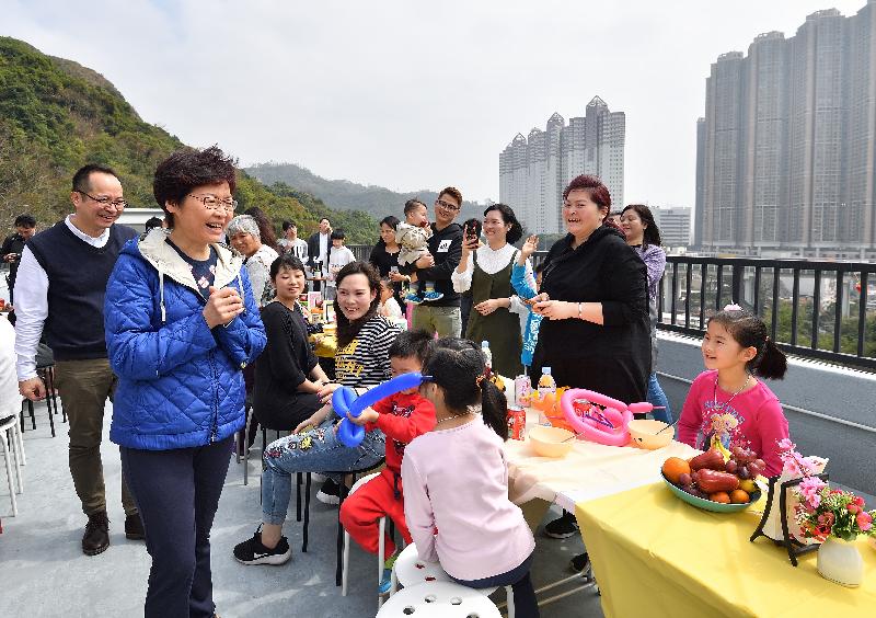 行政长官林郑月娥（左二）今日（二月二十五日）下午到访「深井光屋」，与数十名「光屋」住客一起吃开年饭，共庆新春。
