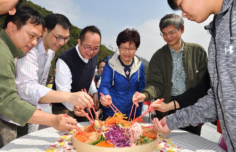 The Chief Executive, Mrs Carrie Lam, attended a New Year Feast this afternoon (February 25) with dozens of residents of the Light Housing project in Sham Tseng to extend her Chinese New Year greetings to them. Picture shows Mrs Lam (third right); the Secretary for Labour and Welfare, Dr Law Chi-kwong (second right); the Chairman of Light Be, Mr Laurence Li (second left); the Founder and Chief Executive Officer of Light Be, Mr Ricky Yu (third left); and residents of Light Housing participating in the "lo hei" ceremony, wishing all the residents a smooth, vibrant and prosperous year ahead.