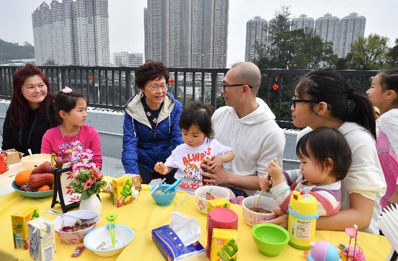 The Chief Executive, Mrs Carrie Lam (third left), attends a New Year Feast this afternoon (February 25) with dozens of residents of the Light Housing project in Sham Tseng to extend her Chinese New Year greetings to them.
