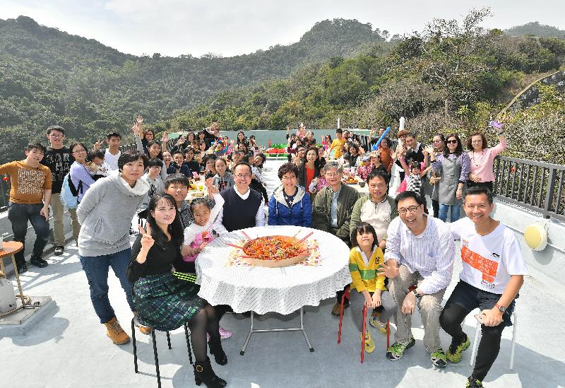 The Chief Executive, Mrs Carrie Lam, attended a New Year Feast this afternoon (February 25) with dozens of residents of the Light Housing project in Sham Tseng to extend her Chinese New Year greetings to them. Picture shows Mrs Lam (sixth right), together with the Secretary for Labour and Welfare, Dr Law Chi-kwong (fifth right); the Chairman of Light Be, Mr Laurence Li (second right); the Founder and Chief Executive Officer of Light Be, Mr Ricky Yu (seventh right), the Founder and Chief Executive Officer of Social Ventures Hong Kong, Mr Francis Ngai (first right), posing with residents of Light Housing.