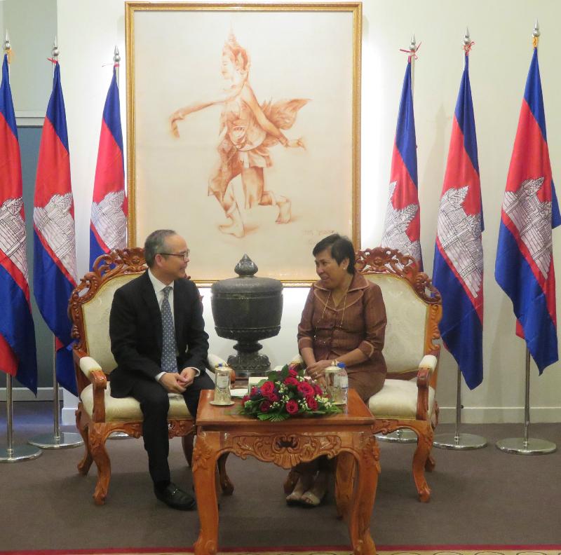 The Secretary for Home Affairs, Mr Lau Kong-wah (left), today (February 26) meets with the Minister of Culture and Fine Arts of Cambodia, Dr Phoeurng Sackona, in Phnom Penh to explore ways to strengthen cultural connections between Hong Kong and Cambodia. 