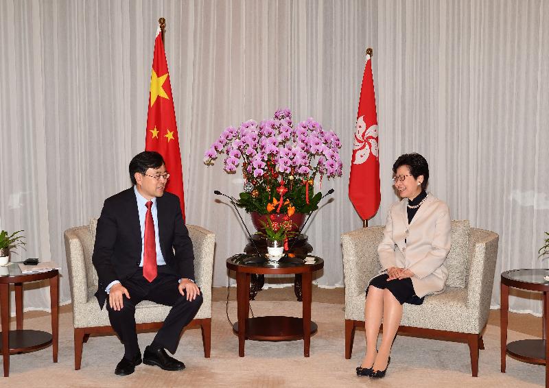 The Chief Executive, Mrs Carrie Lam (right), meets the Secretary of the CPC Zhongshan Municipal Committee, Mr Chen Xudong (left), at the Chief Executive's Office this morning (February 26).