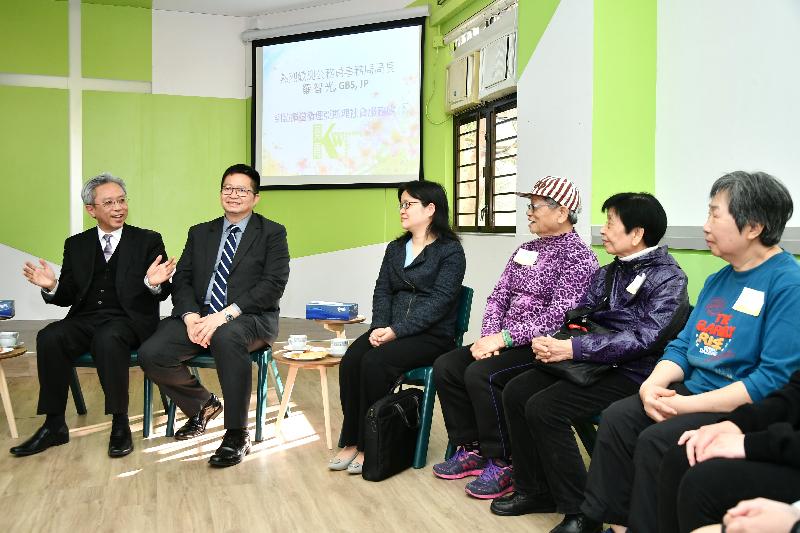 The Secretary for the Civil Service, Mr Joshua Law, visited Kwai Tsing District today (February 27). Photo shows Mr Law (first left) chatting with the elderly at Asbury Methodist Social Service to hear about their daily life and needs. Looking on is the Chairman of the Kwai Tsing District Council, Mr Law King-shing (second left).