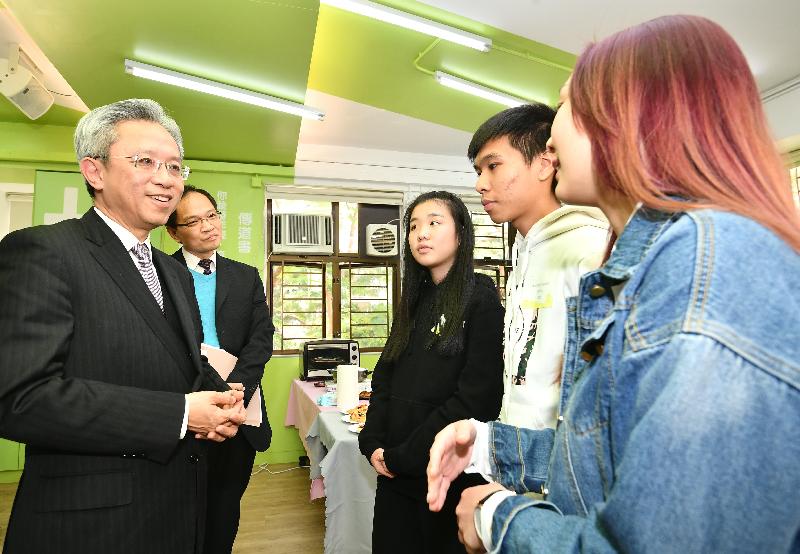 The Secretary for the Civil Service, Mr Joshua Law, visited Kwai Tsing District today (February 27). Photo shows Mr Law (first left) chatting with young volunteers of the Kwai Tsing District Youth Development Network to learn about their voluntary work. Looking on is the District Officer (Kwai Tsing), Mr Alan Lo (second left).